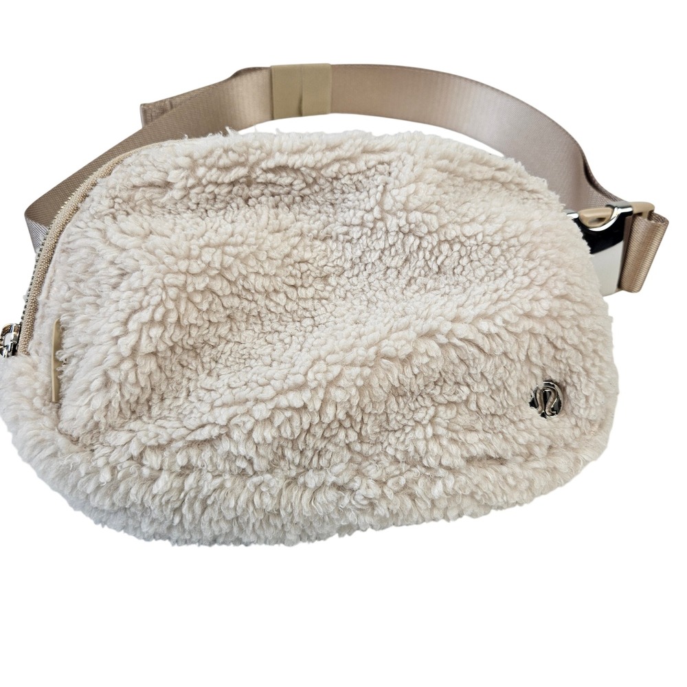 Lululemon athletica Everywhere Belt Bag 1L
Fleece, cream